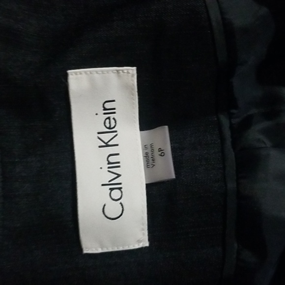 Its a cute calvin klein petites jacket - Picture 5 of 5